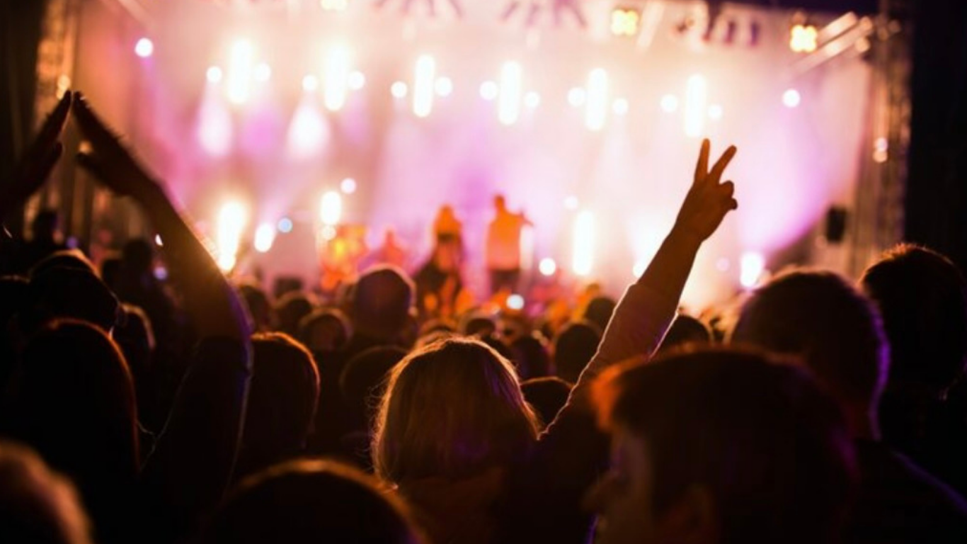 ¿Estamos disfrutando o solo creando contenido? La ansiedad de vivir experiencias en la era de los conciertos y redes sociales