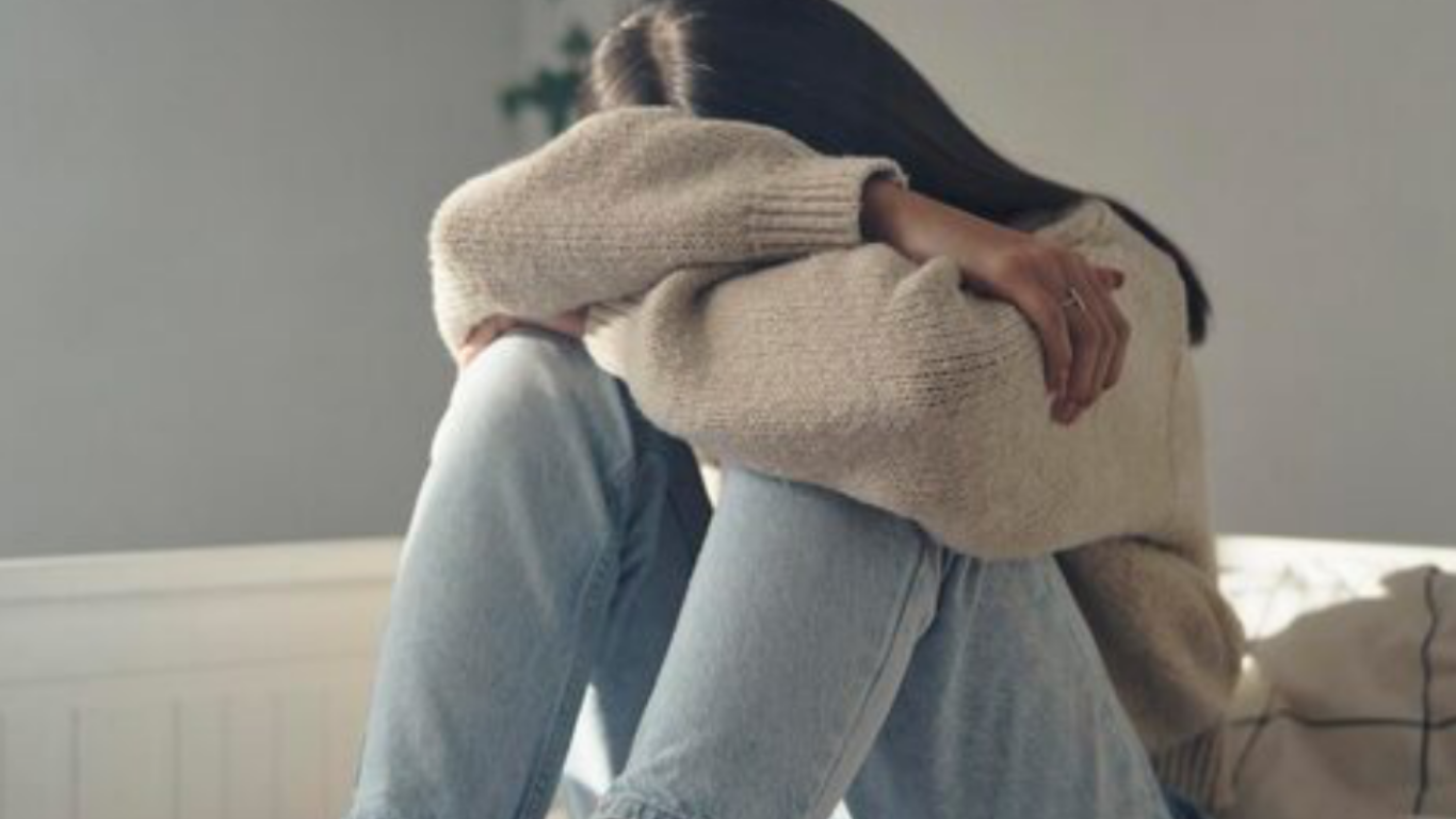 Dormí ocho horas… ¿por qué sigo cansada? Cuando el agotamiento también es emocional